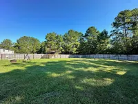 Hot Tub, Pet Friendly, 3 miles to Emerald Isle, fully fenced yard.