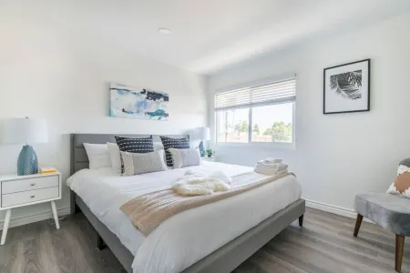 Modern 2BR Condo w/ King Bed & Balcony near LA Отели рядом с достопримечательностью «Keck School of Medicine of USC Physician Assistant Program»