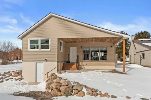 Charming 3-bedroom newly renovated house located in the Village of Amherst