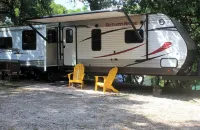 Gruene River Glamping - High & Dry Отели рядом с достопримечательностью «Gypsy River Resort»