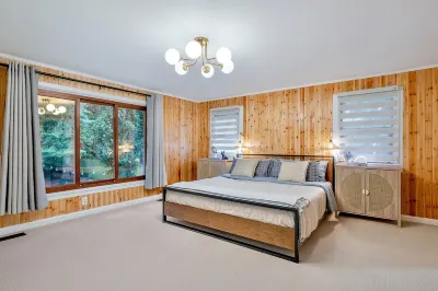 Tremendous 4-bedroom Forest Retreat with Firepit, BBQ Các khách sạn gần Richmond Beach Community Park