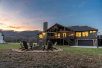Spacious Home in Appalachian Mountains - Hot Tub, Firepit, on the Tocccoa River!