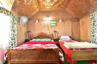 Best 5 Star Luxurious Houseboats in Srinagar - bar