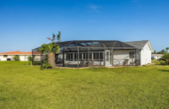 Charming 3-Bedroom House with Private Pool on Canal