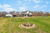 Beautiful Relaxing House w a private lake joining the Mammoth Cave National Park Hotels near Mammoth Cave