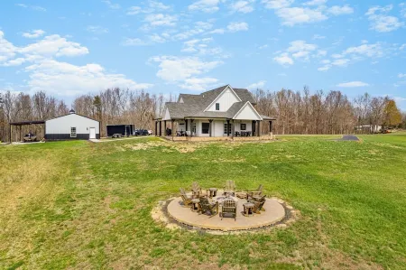 Beautiful Relaxing House w a private lake joining the Mammoth Cave National Park
