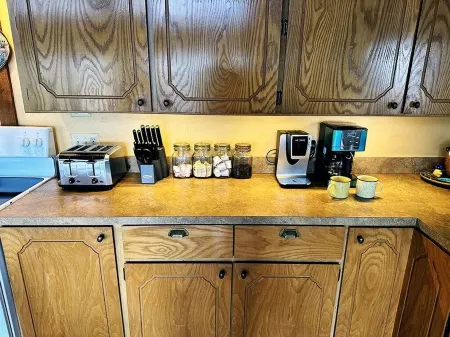 Secluded mountain top cabin with amazing views and hot tub!