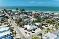 Large Single Level-1 Minute Walk To The Beach-5 minute walk to Restaurant/Shops