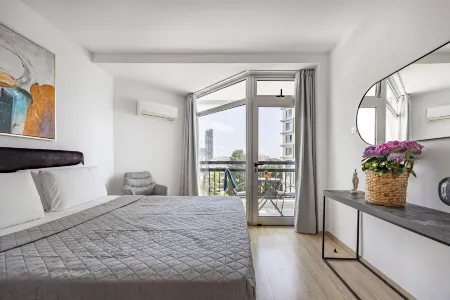 Marathon Beach Apartment with Shared Pool Отели в г. Агиос Тихонас