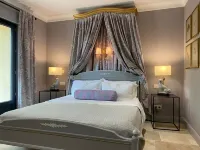 Stylish farmhouse with pool, sleeps 8-10 Hotels in Verneuil-sur-Indre