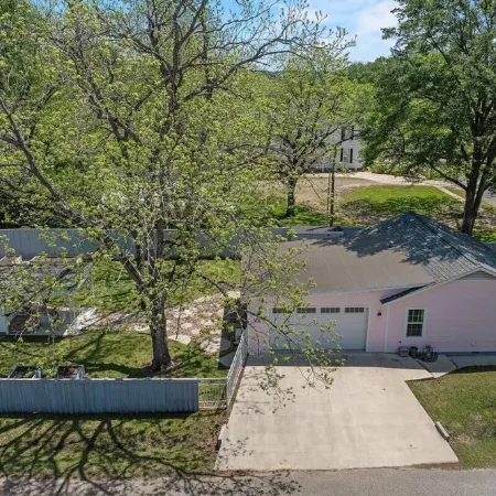 New!  LaMoyne's Place - Charming 2-bedroom cottage in the B&B capitol of Texas