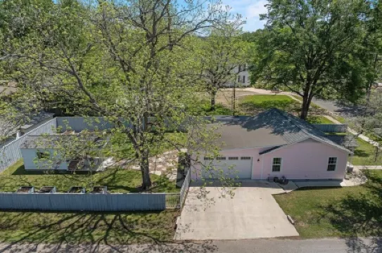 New! LaMoyne's Place - Charming 2-bedroom cottage in the B&B capitol of Texas