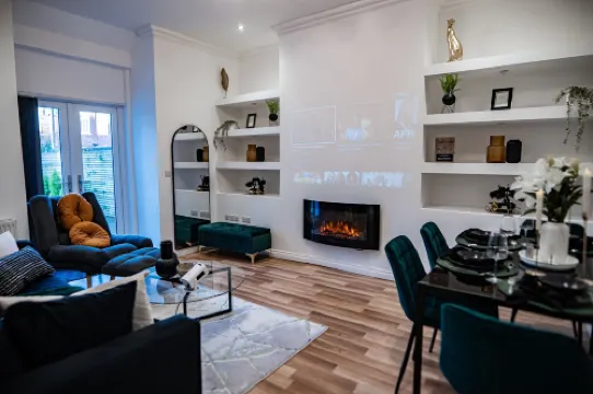 Middleton 4-Beds Sleeps 7 with Street Parking Hotels in Rochdale