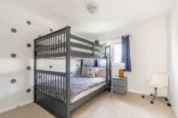 Luxury 3Br 2BA Townhome with Private Hot Tub, Gym, BBQ by Globalstay