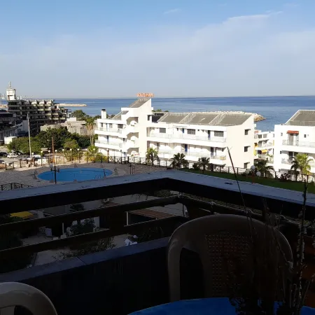 2 Bed Flat - Sleeps 6 - Pets - Pool - Parking