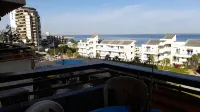 2 Bed Flat - Sleeps 6 - Pets - Pool - Parking - Chalets