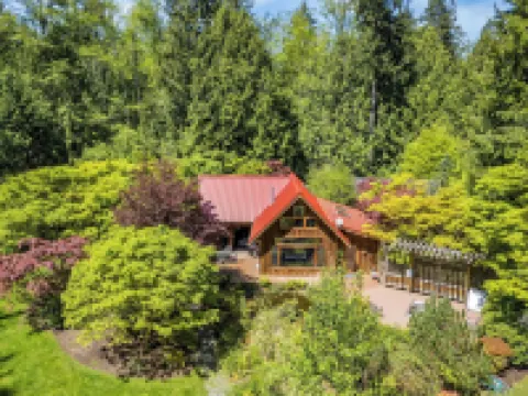 Rhythm Waters by Avantstay Garden Paradise, Pond Hotels in Langley