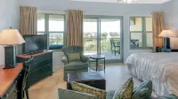 Charming Studio for 2 - Pool Views - Next Door to Alys! - parking