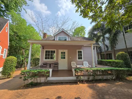 Puprai Tarnnarm Resort Отели рядом с достопримечательностью «Wat Khuan Khao Laem»