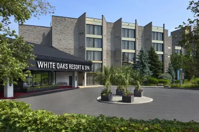 White Oaks Conference & Resort Spa Отели рядом с достопримечательностью «Флорал Клок»