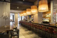 The Logan Philadelphia, Curio Collection by Hilton - bar