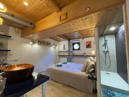 Péniche le Pescalune - Chambre d'hôtes Отели в г. Арль