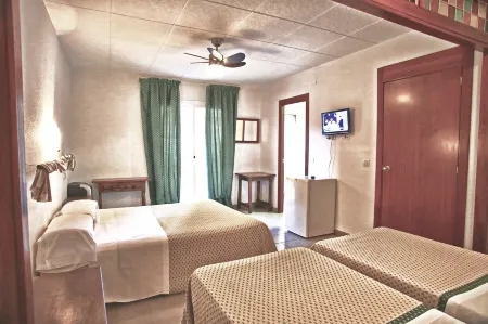 Hostal Isabel Отели в г. Бланес