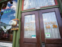 McMenamins White Eagle Saloon and Rock & Roll Hotel โรงแรมใกล้ถนนอัลเบอร์ตา