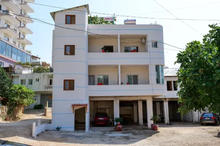 Joyous Apartments Отели рядом с достопримечательностью «Saranda Municipality public beach»