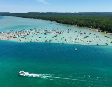 Sunrise Sands Retreat Beach & Dock 2364 Отели в г. Торч Лейк Тауншип