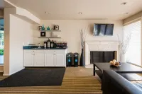 Coral Reef Inn & Condo Suites Hotels in Alameda