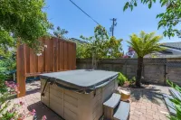 Seacliff Mid Century Cottage 3 Min to Beach: Ocean Views, Deck and Hot Tub