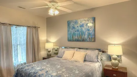 Amazing Lakefront Views from Your Private Deck. No Stairs from Parking! Отели в г. Осейдж-Бич