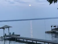 1 bed/ba lakeside cottage, large deck, west side of Seneca Lake. Pet Friendly! Hotels in Benton
