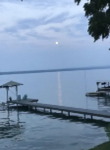 1 bed/ba lakeside cottage, large deck, west side of Seneca Lake. Pet Friendly!