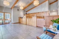 River Views and Relaxing Hot Tub - Spacious Tranquil Retreat