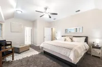 Inviting Pool and Game Room Oasis - Stunning Family Retreat