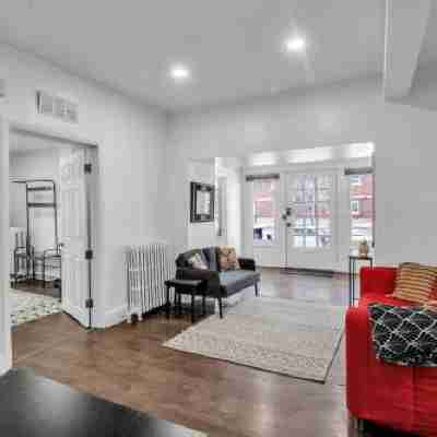 Spacious 4BR Near UB Niagara Falls - Pet Friendly Rooms