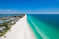 Screened Balcony and Beach Access - Gorgeous Tropical Retreat Hotels in Bradenton Beach