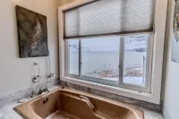 Secluded Oasis with Majestic Water Views - Stunning Retreat Elmwood Charter Township住宿飯店