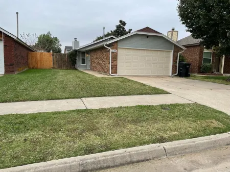 Aimee's Retreat on Robinson! Convenient to University of OK in Norman! Отели в г. Мур