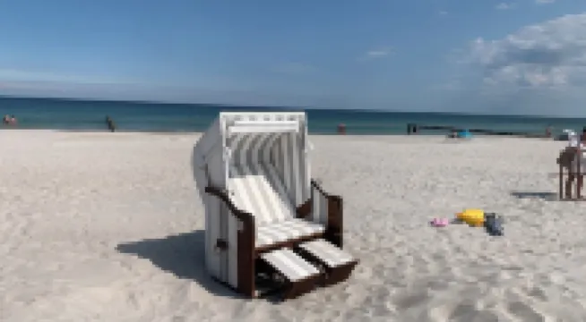 Exclusive apartment with garden and fireplace near the beach