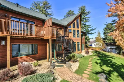 Private Docks and Stunning Lake Views - Spectacular Retreat