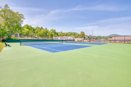 Beautiful & convenient home close to lake with shared pool, WiFi, & central AC