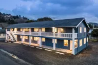 Beachfront Access and Kitchenette Convenience - Stylish Haven Hotels in Rockaway Beach