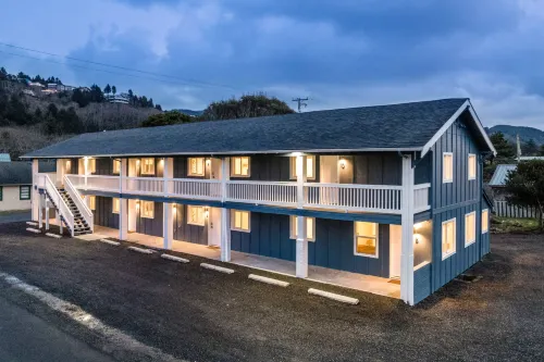 Kitchenette and Nearby Dining Options - Charming Coastal Haven Hotels in Rockaway Beach