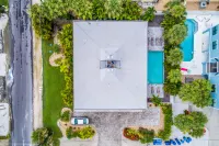 Heated Pool and Bikes for Beach Adventures - Gorgeous Coastal Retreat Alvin's Island - Holmes Beach #753 주변 호텔