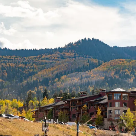Luxury Condo at Heart of Canyons Balcony, Outdoor Pool, Hot Tub, Near Hiking & Biking Trails