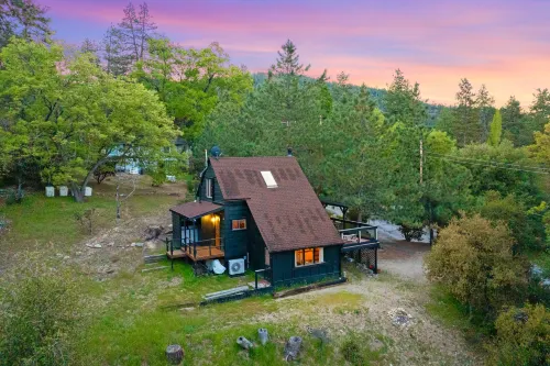 Charming Mountain Cabin with Treetop Views - Cozy Getaway