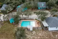 Community Pool and Cozy Comfort - Charming Cottage Retreat Hotels in Aransas County